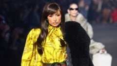 Mit dunklen Haaren und ernster Ausstrahlung bricht Paris Hilton auf dem Laufsteg radikal mit ...