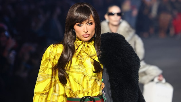 Mit dunklen Haaren und ernster Ausstrahlung bricht Paris Hilton auf dem Laufsteg radikal mit ...