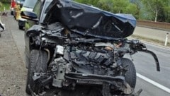 Das schwer beschädigte Unfallfahrzeug