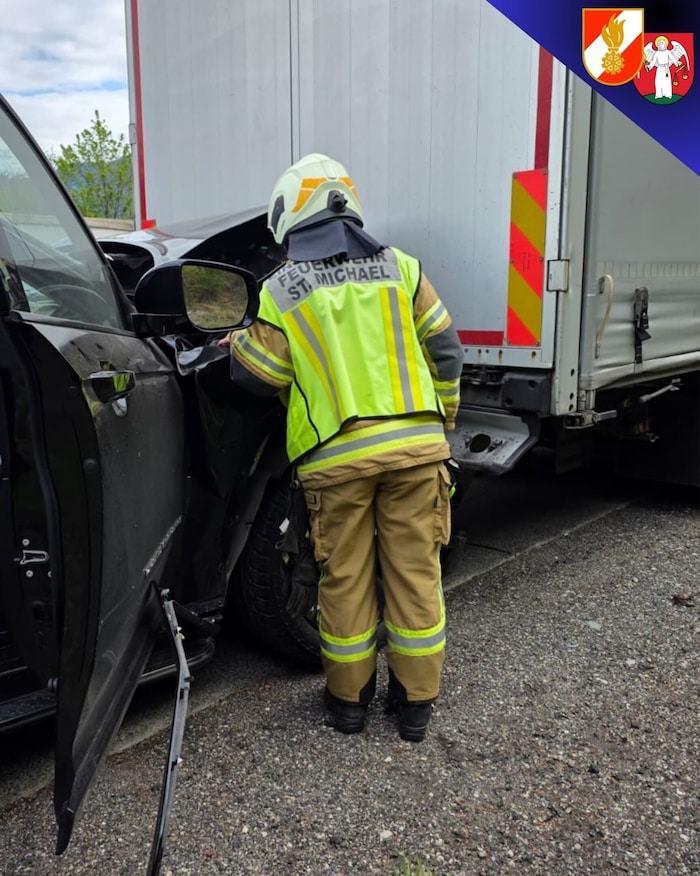 Die örtliche Feuerwehr im Einsatz: Der Pkw war in einen Lkw geprallt.