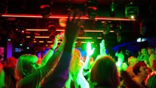 Ein schwer alkoholisierter junger Mann versprühte auf der Party in Peuerbach Reizstoff, doch zum ...