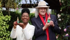 Queen‑Gitarrist Brian May (rechts) und Baroness Floella Benjamin (links) präsentieren sich mit ...