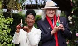 Queen‑Gitarrist Brian May (rechts) und Baroness Floella Benjamin (links) präsentieren sich mit ...