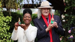 Queen‑Gitarrist Brian May (rechts) und Baroness Floella Benjamin (links) präsentieren sich mit ...