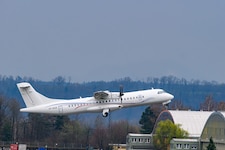 Seit Ende März ist Linz mit dieser Propellermaschine wieder an das Drehkreuz in Frankfurt ...