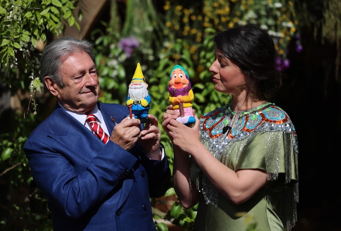 Alan Titchmarsh und Frances Tophill posieren mit Gartenzwergen im King’s Foundation Curious ...