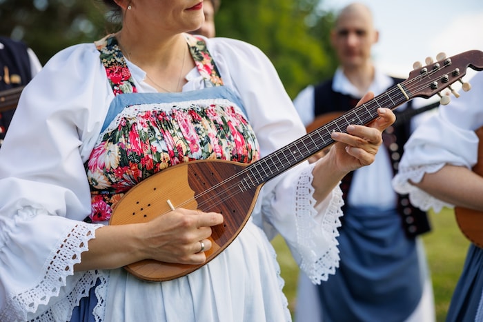 Neben den klassischen Instrumenten Bisernica, Brač, Čelo, Bugarija und Berda werden bei größeren ...
