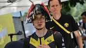 Rad-Star Jonas Vinegegaard will sein Zeitfahr-Outfit testen.