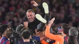 Hansi Flick hat seinen Vertrag beim FC Barcelona verlängert.
