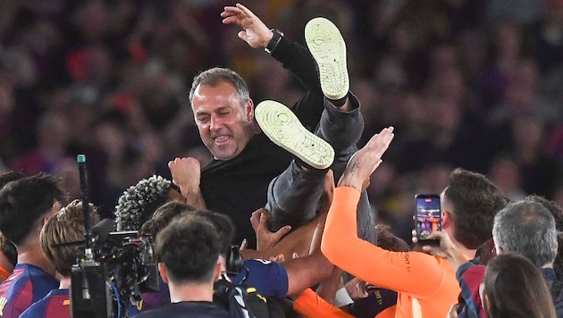 Hansi Flick hat seinen Vertrag beim FC Barcelona verlängert.