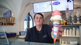 Eisverkäuferin Steffi ist froh, dass nach der Kälte nun endlich warme Temperaturen kommen.