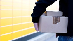Die geplante Paketsteuer in Höhe von zwei Euro pro Sendung soll nach dem 30. September in Kraft ...