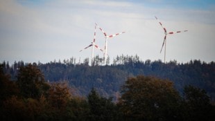 Diese Windräder drehen sich in Munderfing, zu den sechs Anlagen sollen neun weitere dazukommen.