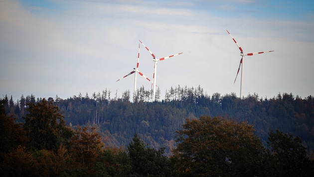 Diese Windräder drehen sich in Munderfing, zu den sechs Anlagen sollen neun weitere dazukommen.
