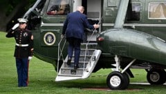 Donald Trump beim Besteigen des Regierungshubschraubers Marine One