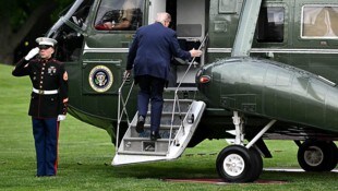 Donald Trump beim Besteigen des Regierungshubschraubers Marine One
