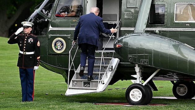 Donald Trump beim Besteigen des Regierungshubschraubers Marine One