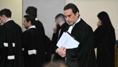 Der Anwalt des mutmaßlichen Anführers der Yoda-Bande Félix Bingui vor Beginn des Prozesses im ...