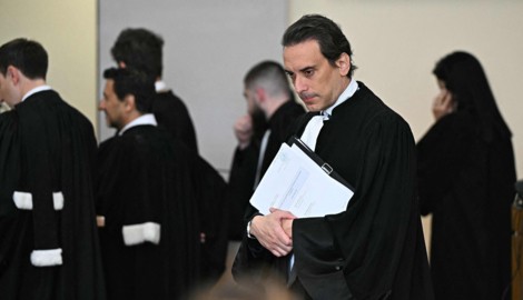 Der Anwalt des mutmaßlichen Anführers der Yoda-Bande Félix Bingui vor Beginn des Prozesses im ...