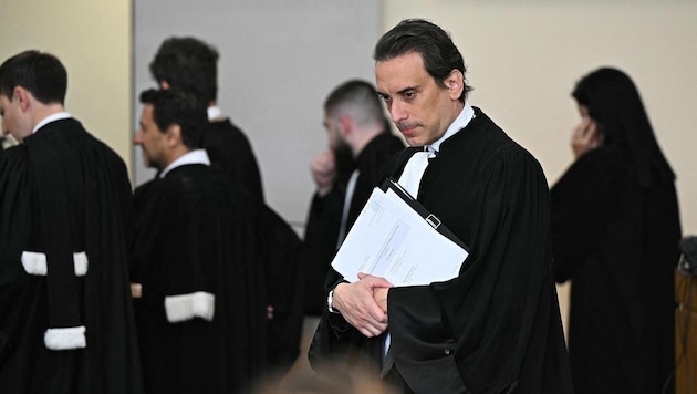 Der Anwalt des mutmaßlichen Anführers der Yoda-Bande Félix Bingui vor Beginn des Prozesses im ...