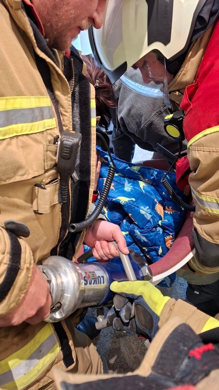 Vorsichtig und behutsam befreite die Feuerwehr den Buben aus dem Sessel.