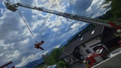 Die Feuerwehr musste mit der Drehleiter zu Hilfe eilen.