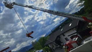 Die Feuerwehr musste mit der Drehleiter zu Hilfe eilen.