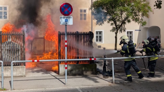 Flammen loderten aus der Müllinsel im St. Pöltner Stadtzentrum