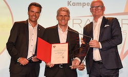 Burgenlands Trainer des Jahres Didi Kühbauer (Mitte) mit Burgenland-Tourismus-Chef Didi Tunkel ...