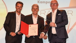 Burgenlands Trainer des Jahres Didi Kühbauer (Mitte) mit Burgenland-Tourismus-Chef Didi Tunkel ...