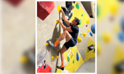 Fitness-Profi Philipp Jelinek beim Bouldern in der Kletterhalle im Happyland Klosterneuburg.
