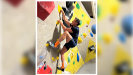 Fitness-Profi Philipp Jelinek beim Bouldern in der Kletterhalle im Happyland Klosterneuburg.
