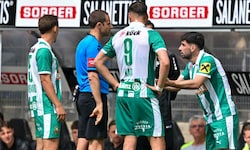 Demir (re.) wurde für seine Aktion des Platzes verwiesen.