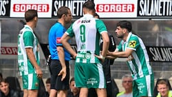 Demir (re.) wurde für seine Aktion des Platzes verwiesen.