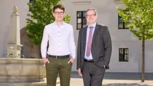 Johannes Brandstetter, Mitgründer von Emmi AI, und Stefan Koch, Rektor der JKU Linz (von links).