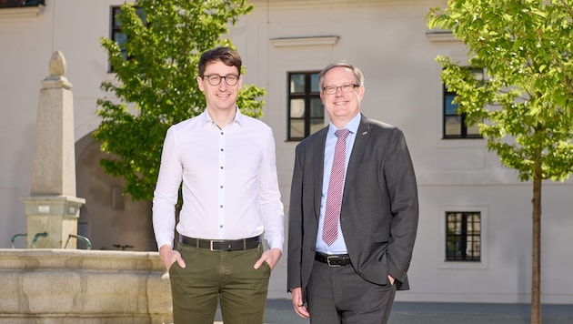 Johannes Brandstetter, Mitgründer von Emmi AI, und Stefan Koch, Rektor der JKU Linz (von links).