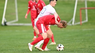 Moritz Puck (weiß) und Eisenkappel behielten im Derby die Oberhand