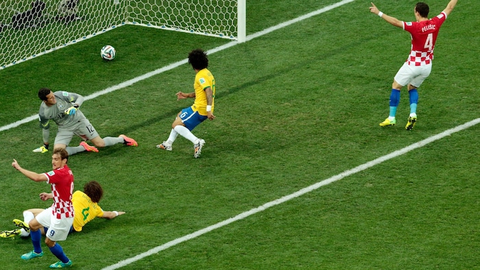 Marcelo (Mi.) traf 2014 im Eröffnungsspiel ins eigene Tor.