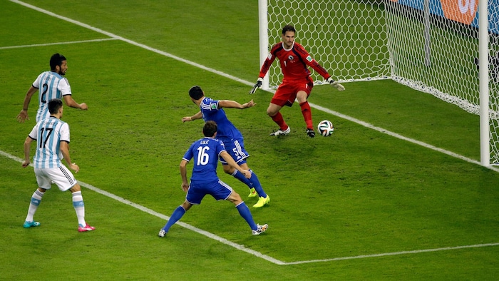 Kolasinac erzielte das bisher schnellste Eigentor der WM-Geschichte.