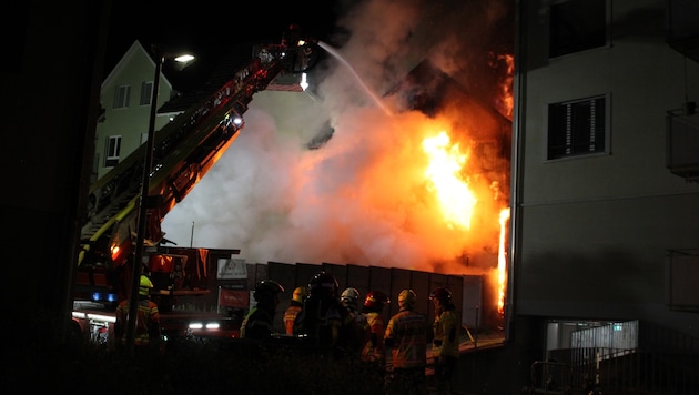 Die rund 80 Florianijünger der zuständigen Feuerwehren sind immer noch im Einsatz.