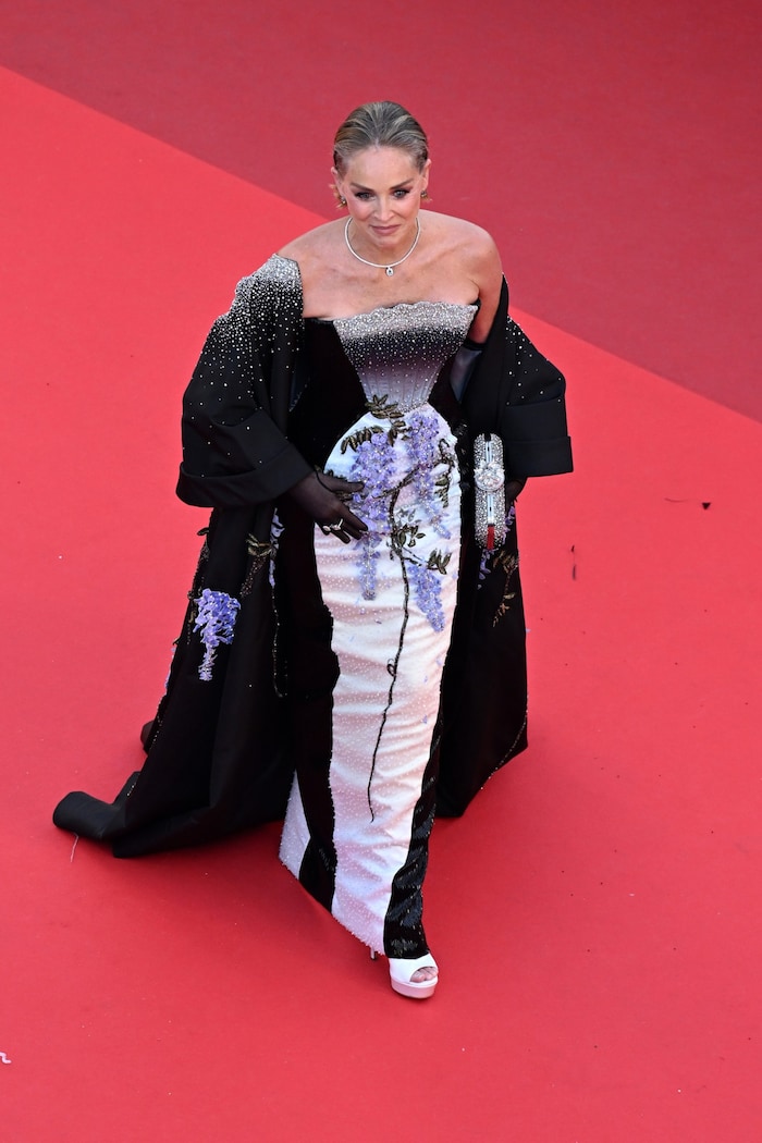 ... in einem absoluten Hingucker-Kleid.
