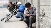 Archivbild aus dem Jahr 1993: Bewohner von Sarajevo gehen vor den Schüssen der serbischen ...