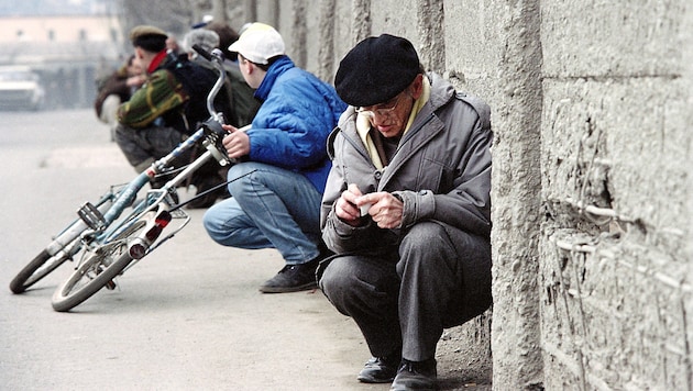 Archivbild aus dem Jahr 1993: Bewohner von Sarajevo gehen vor den Schüssen der serbischen ...