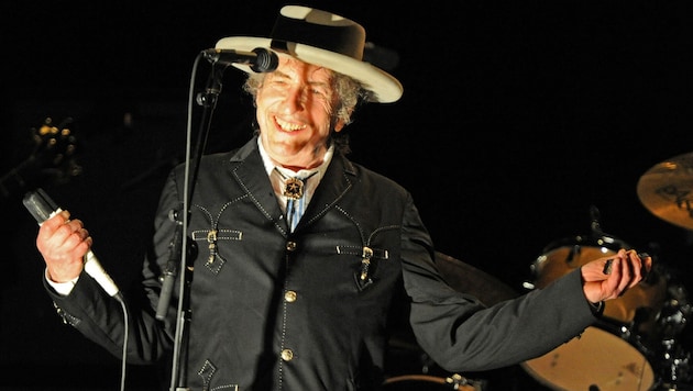 Ein seltener Moment der guten Laune – prinzipiell bevorzugt Bob Dylan bei seinen Liveauftritten ...