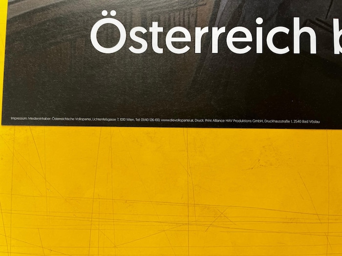Um zu lesen, dass das Plakat der ÖVP zuzuordnen ist, benötigt man fast eine Lupe.