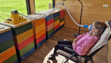 Mittels eines Inhalators wird die Bienenstockluft, die wertvolle Stoffe beinhaltet, eingeatmet.