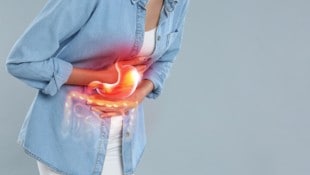 Schmerzen, Übelkeit, Völlegefühl – mögliche Anzeichen einer Gastritis.