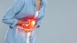 Schmerzen, Übelkeit, Völlegefühl – mögliche Anzeichen einer Gastritis.