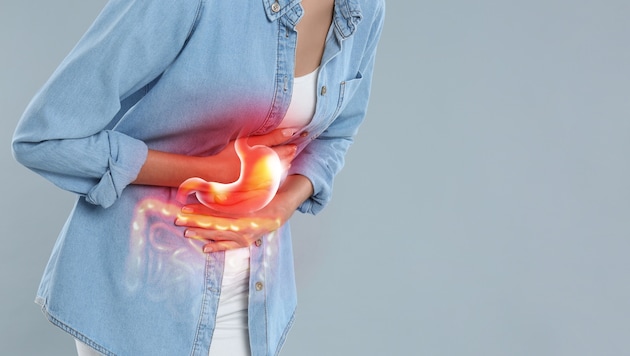Schmerzen, Übelkeit, Völlegefühl – mögliche Anzeichen einer Gastritis.