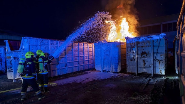 Mit Schaum wurde der Brand eingedämmt.